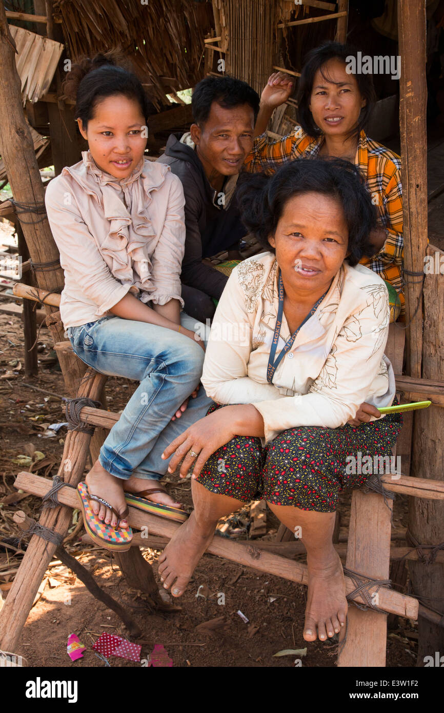 La famille cambodgienne de Siem Reap au village du lac Tonle Sap bamboo house Banque D'Images