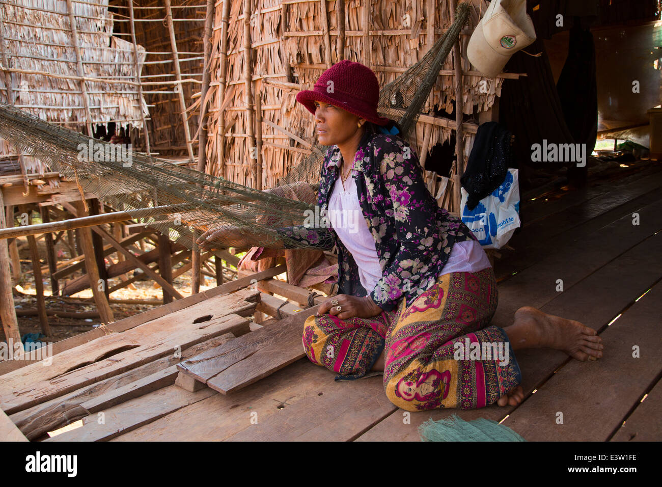 Cambodgienne de réfléchir à Siem Reap village bamboo house au Lac Tonle Sap Banque D'Images