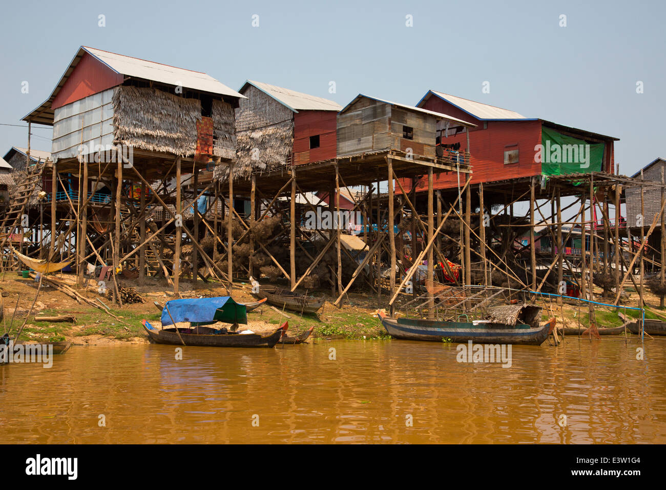 Lac Tonlé Sap le bambou maisons sur pilotis au Cambodge Banque D'Images