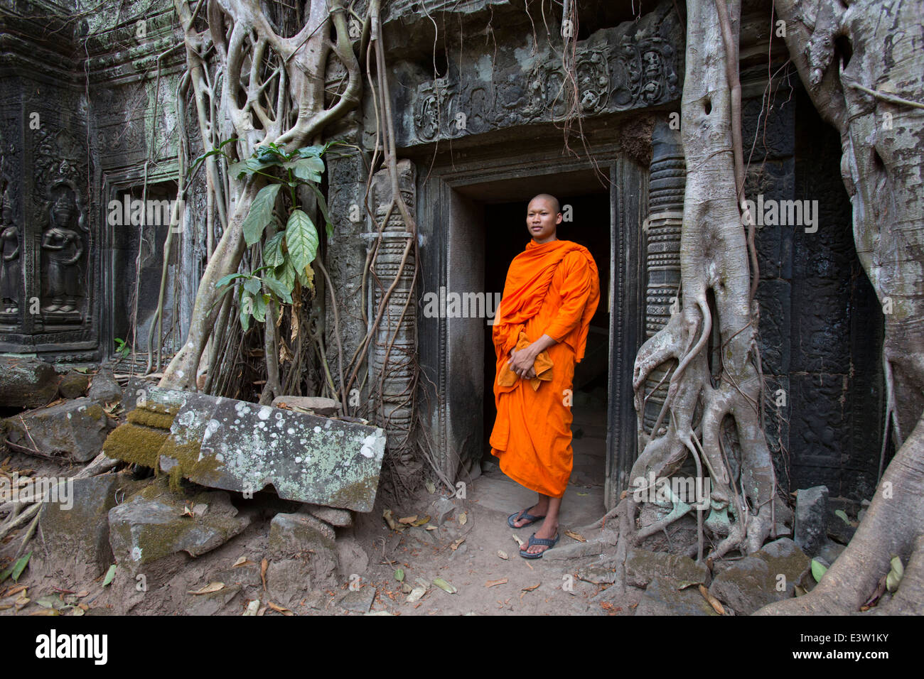 Moine dans Ta Prohm temple Tomb Raider porte, Angkor, Siem Reap, Cambodge Banque D'Images