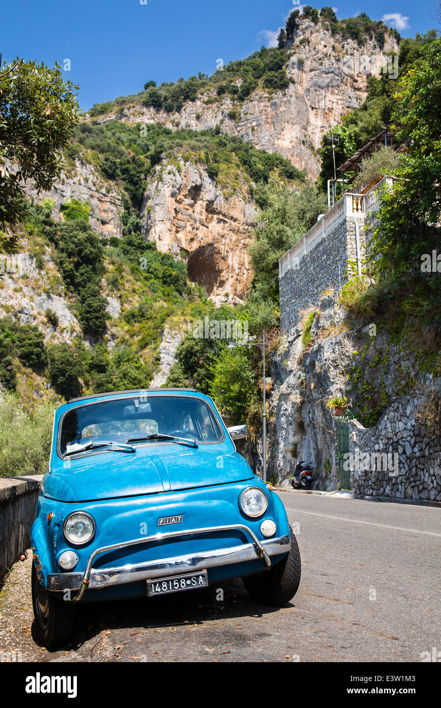 Une Fiat 500 vintage voiture garée sur une route de la Côte Amalfitaine  Photo Stock - Alamy