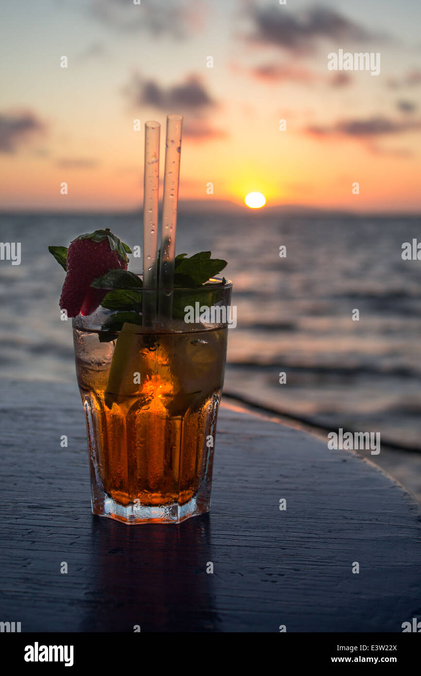 Mer cocktail bar café coucher de soleil crépuscule vertical table couleurs orange jaune personne reflet Banque D'Images