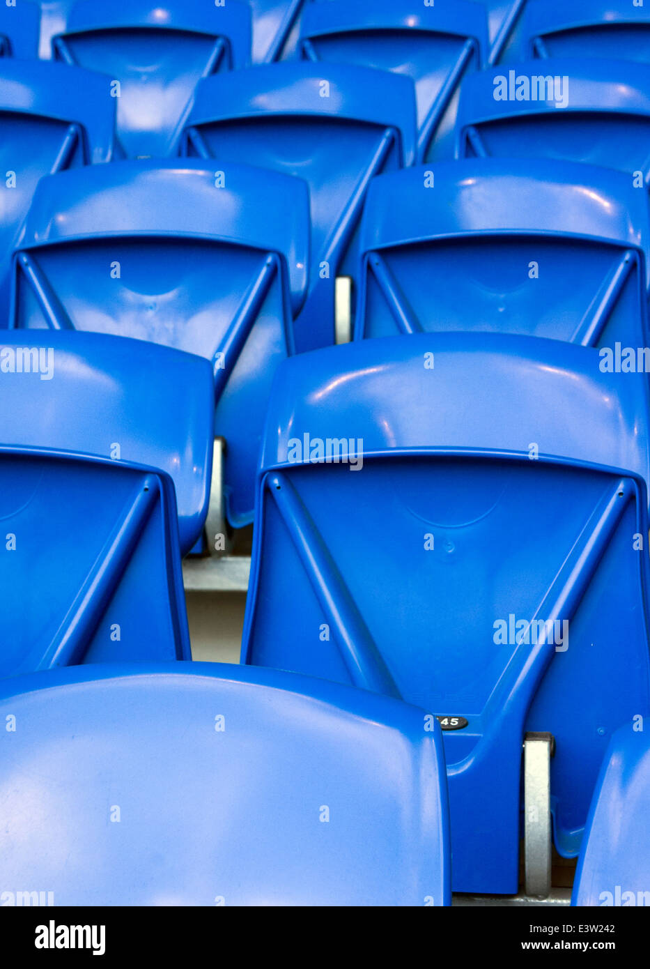 Sièges vides à Cardiff City Stadium, dans le sud du Pays de Galles, Royaume-Uni, stade utilisé pour le football, la musique et autres manifestations sportives Banque D'Images