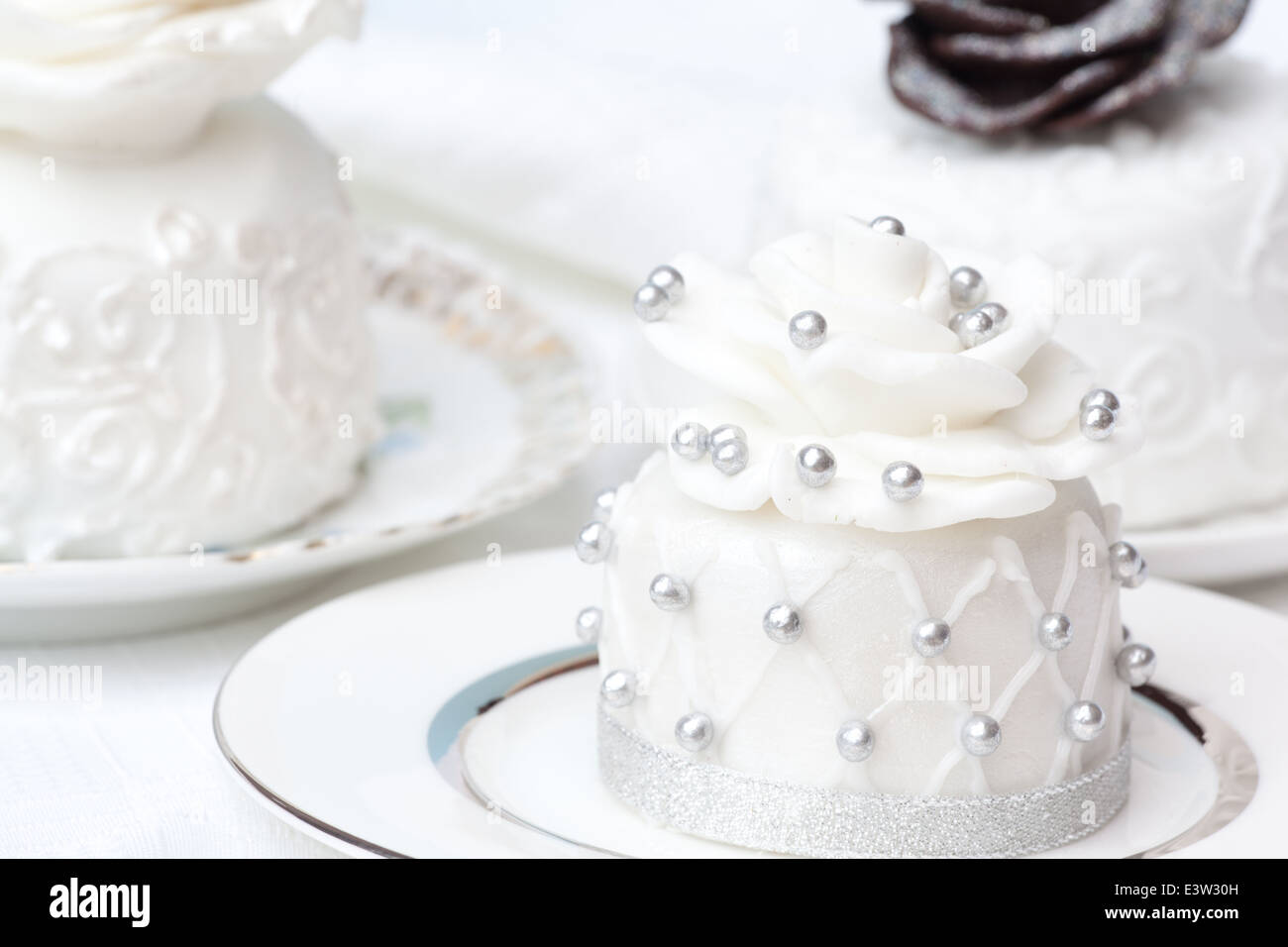 Gâteaux individuels de mariage dans les assiettes Banque D'Images