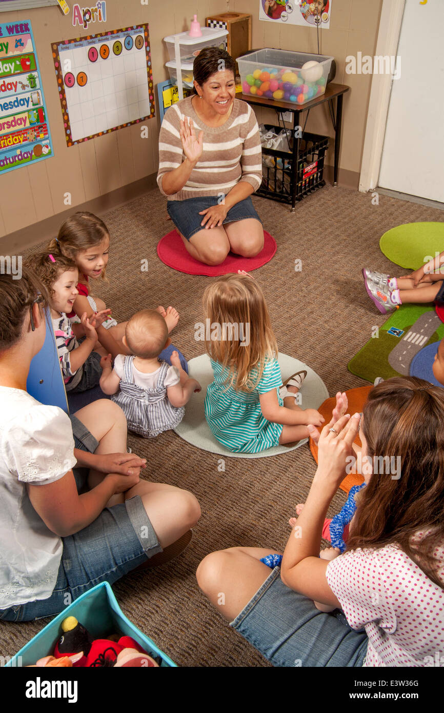 Les mères et leurs jeunes enfants assister à un 'lien' d'apprentissage en classe, Tustin, CA lorsqu'un Young organise un atelier interactif dans le comportement. À l'aide d'activités spécialement conçues, la classe enseigne aux parents comment faire participer leurs enfants à jouer utile. Banque D'Images