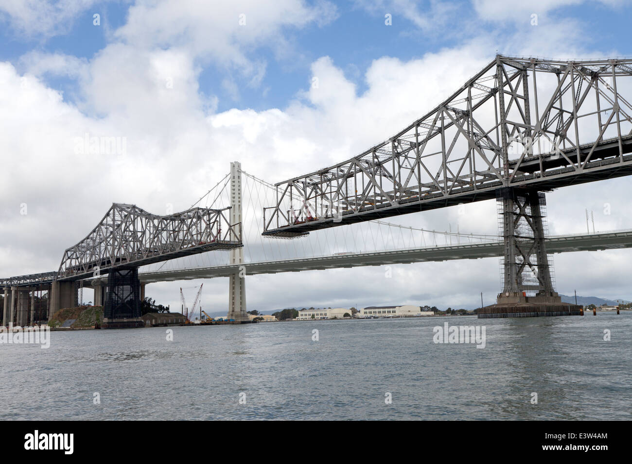 L'ancien est de l'envergure de la San Francisco - Oakland Bay Bridge est démonté en avril 2014. Banque D'Images