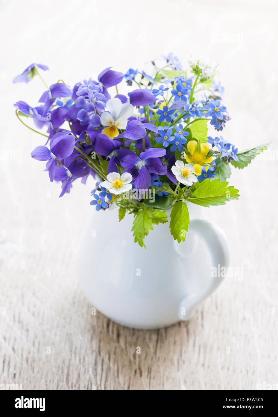 Bouquet de fleurs sauvages en vase blanc sur bois background, studio shot Banque D'Images