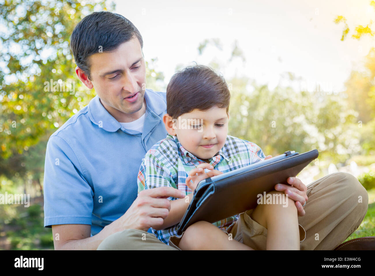 Handsome Mixed Race Woman sur un ordinateur Tablet à l'extérieur. Banque D'Images