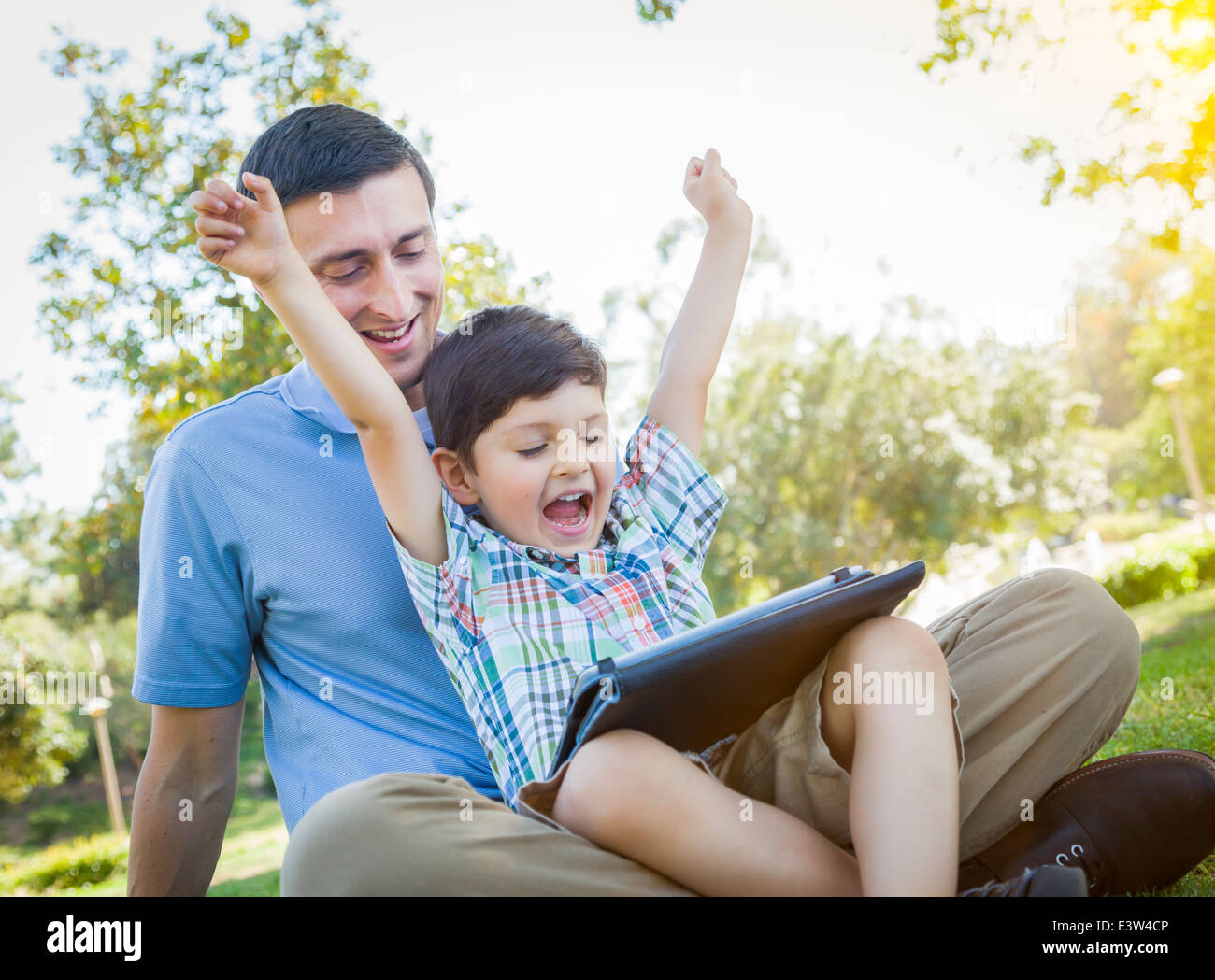 Handsome Mixed Race Woman sur un ordinateur Tablet à l'extérieur. Banque D'Images