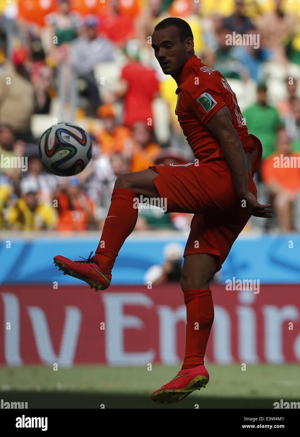 (140629) -- FORTALEZA, 29 juin 2014 (Xinhua) -- Pays-Bas's Wesley Sneijder tire l'objectif lors d'une série de 16 match entre les Pays-Bas et le Mexique de la Coupe du Monde FIFA 2014 à l'Estadio Stade Castelao à Fortaleza, Brésil, le 29 juin 2014. (Xinhua/Zhou Lei)(HR) Banque D'Images