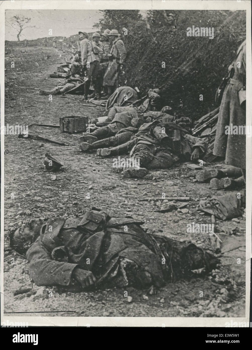 Courcelles, France - Les soldats français abattus près d'une route après une attaque de l'avion allemand, au cours de l'offensive de la Somme. © Keystone Photos USA/ZUMAPRESS.com/Alamy Live News Banque D'Images