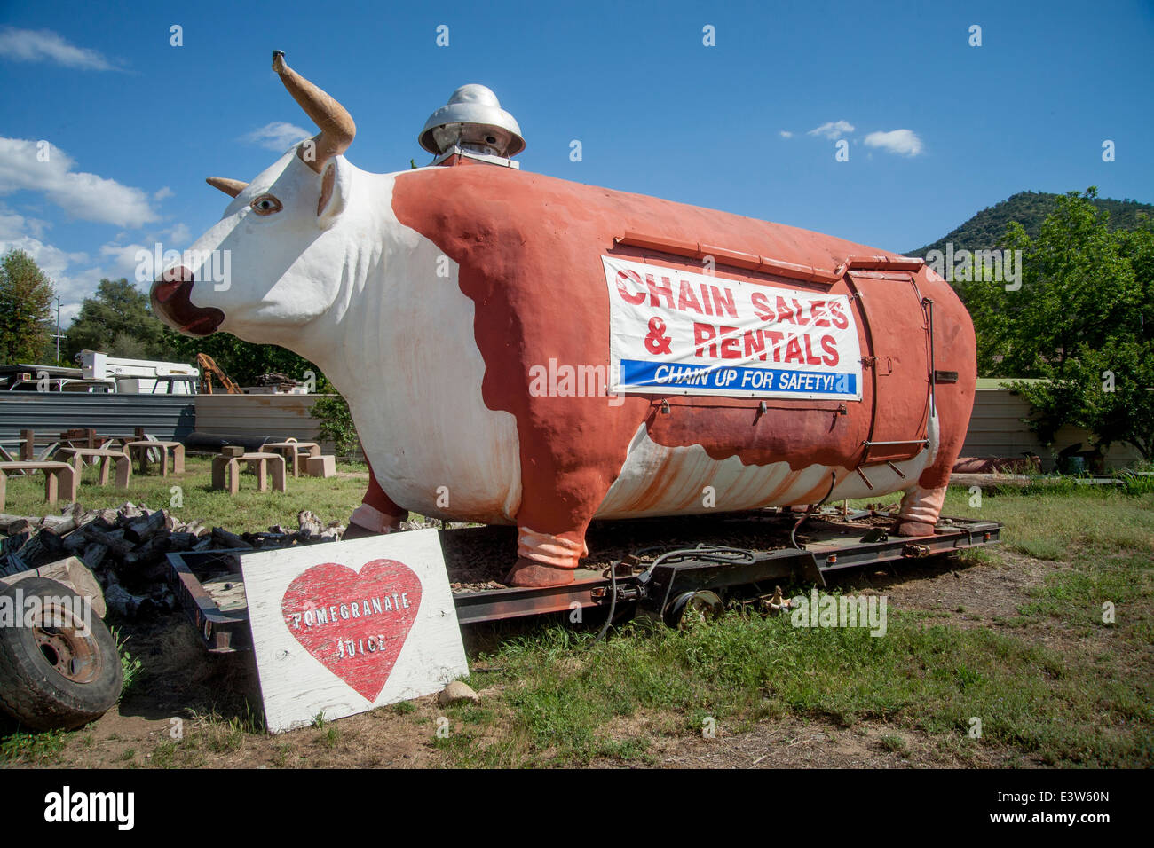 Un énorme fake vache sur une remorque porte un panneau publicitaire dans la région de Lone Pine, CA. Remarque porte et ventilateur. Banque D'Images