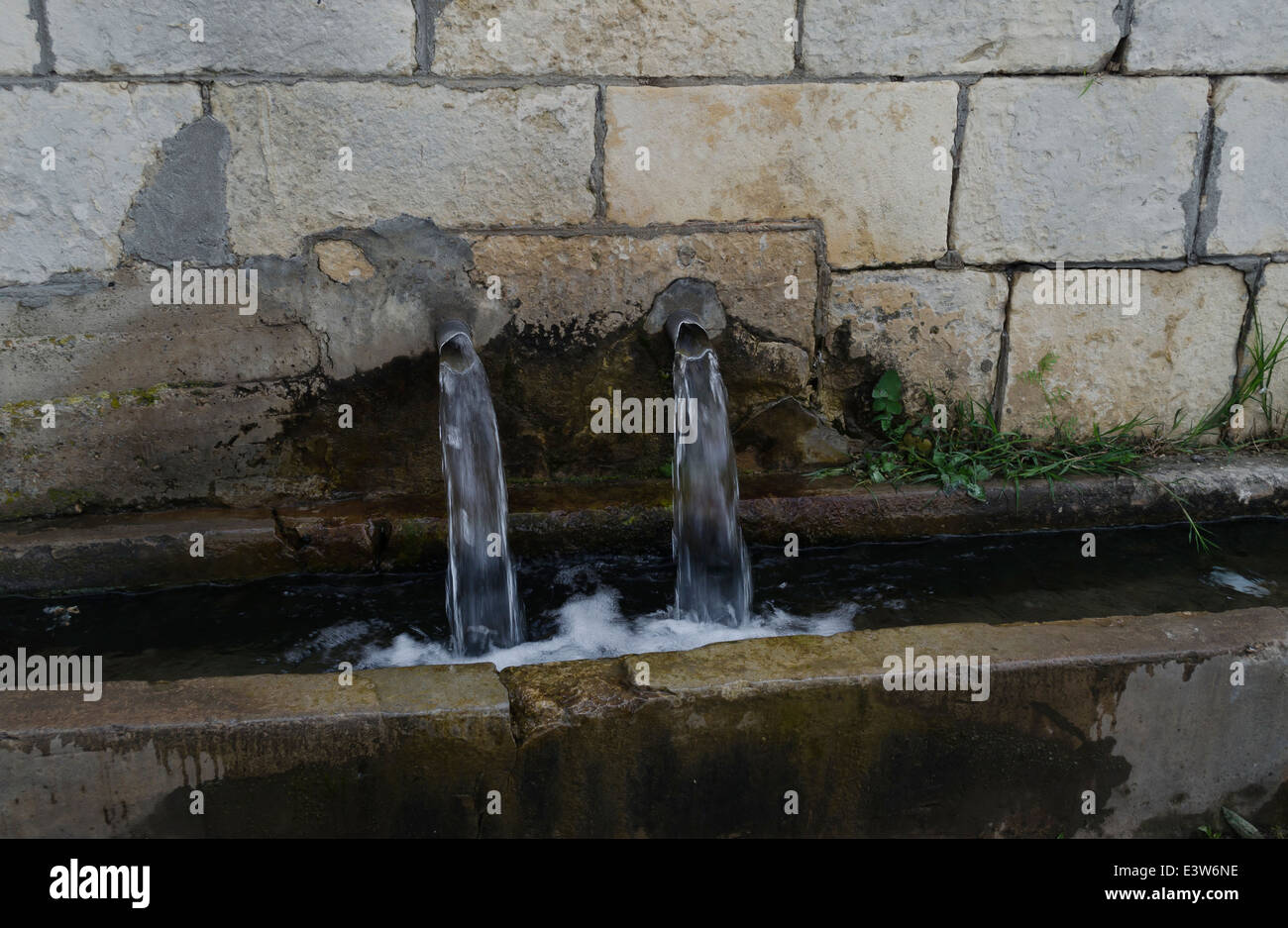 L'eau de source fontaine à Razgrad Bulgarie, ville Banque D'Images