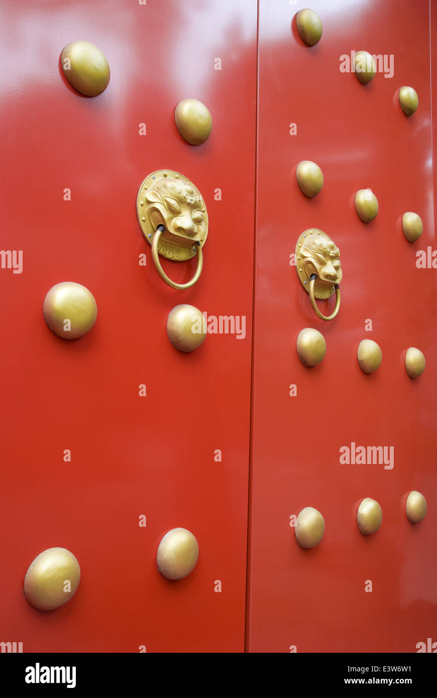 Vue latérale d'une porte du palais chinois typique Banque D'Images