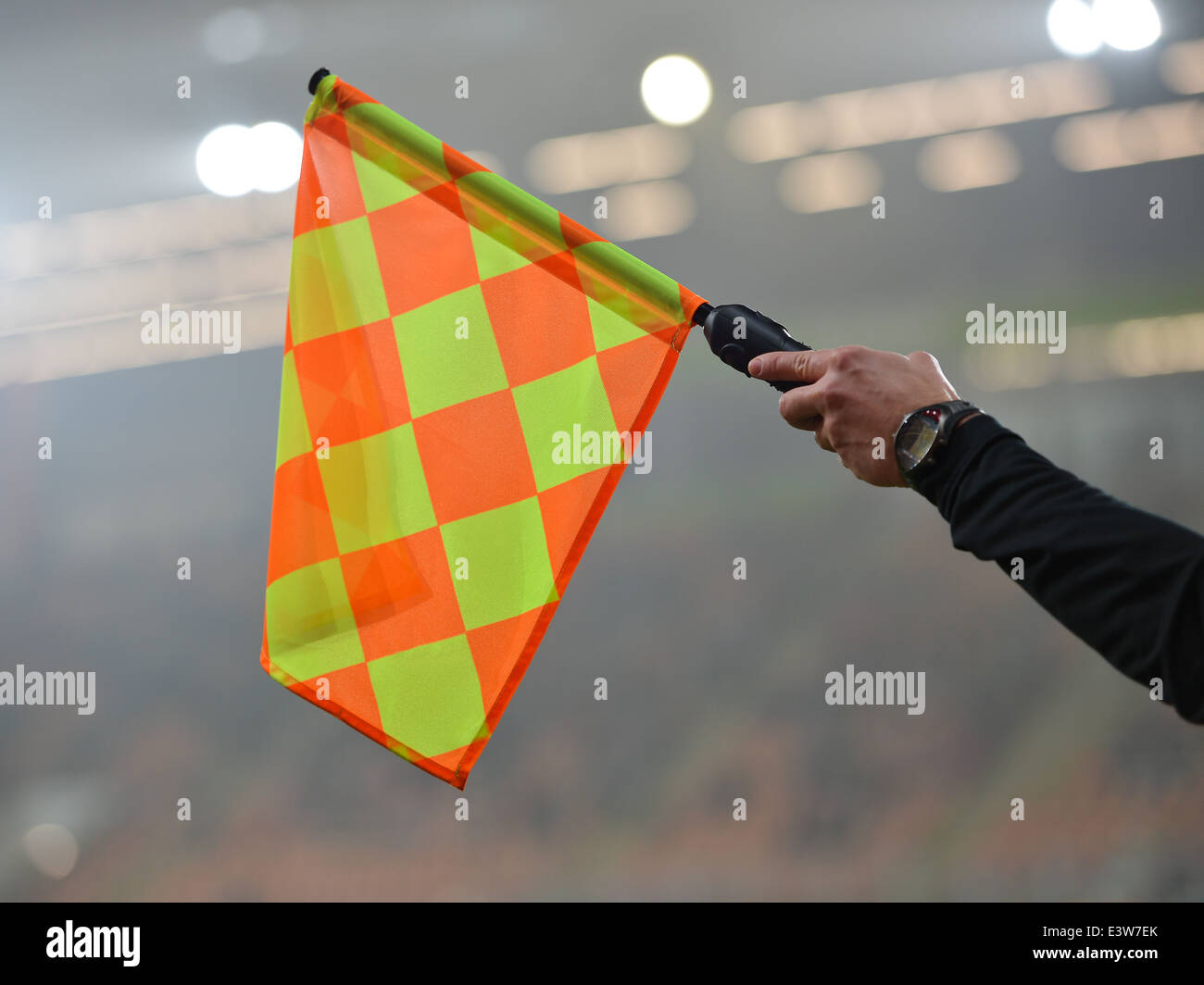 Piège du hors-jeu - drapeau de l'arbitre a soulevé. Banque D'Images