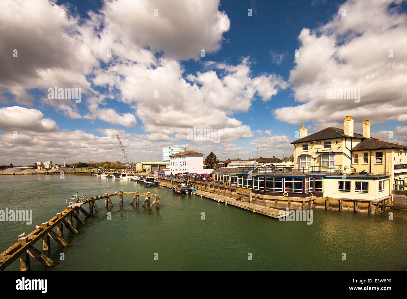 L'Arun Voir Pub et la rivière Arun à Littlehampton. Banque D'Images