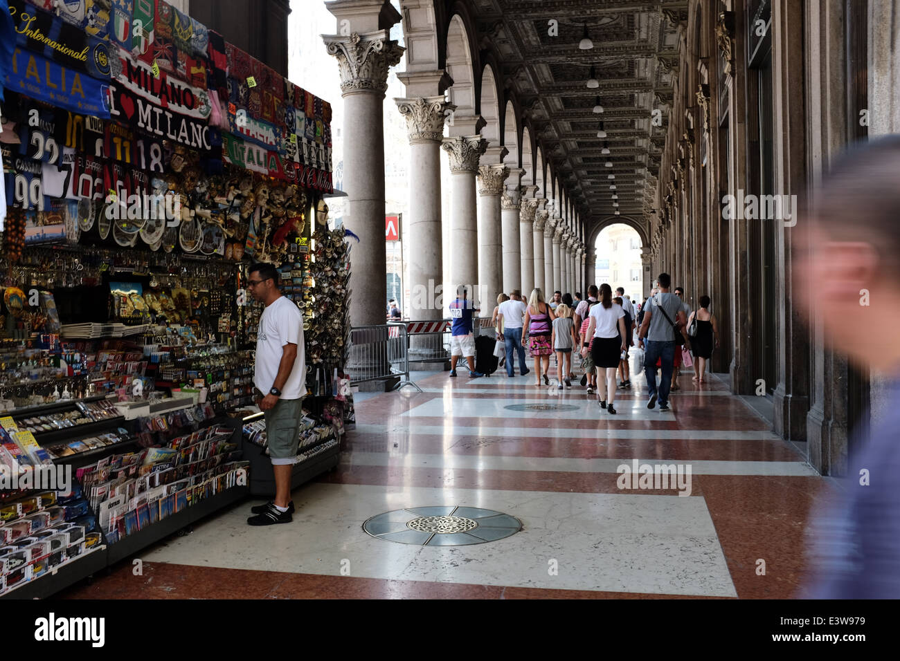 Colonaded arcades de la Piazza Duomo, Milan, Italie Banque D'Images