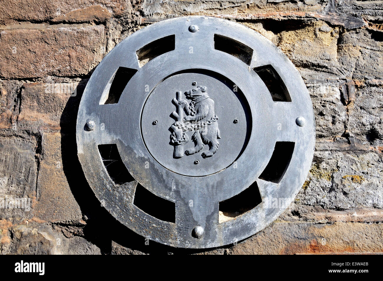 L'ours et le personnel de l'emblème du comté de Ragged dans un disque sur le mur, Warwick, Angleterre, Royaume-Uni. Banque D'Images