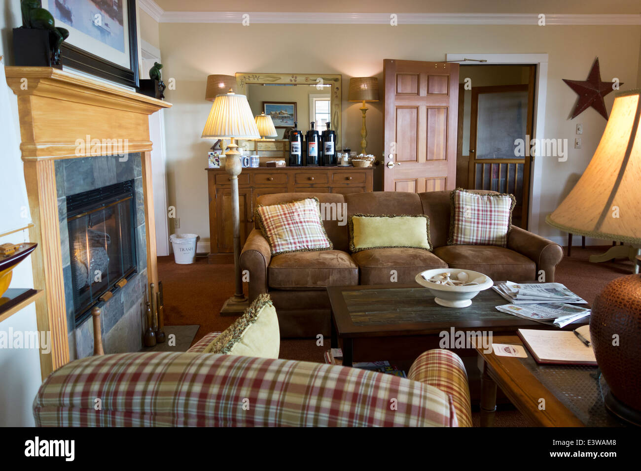 Salon confortable et une salle de séjour à l'hôtel Saratoga Inn dans la ville de Langley, Washington, sur l'île de Whidbey, États-Unis d'intérieur. Banque D'Images