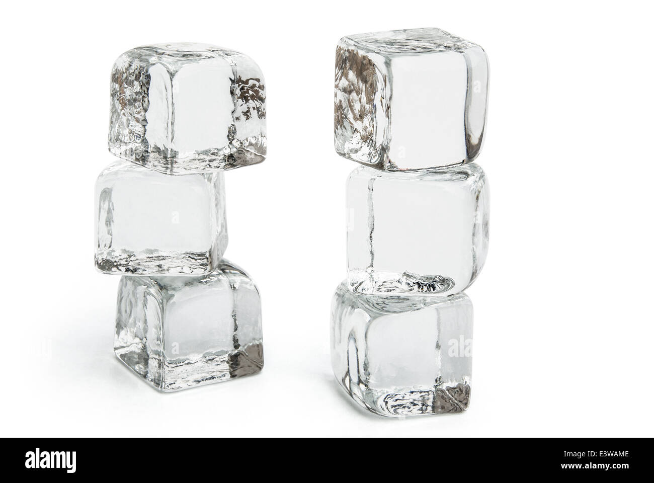 Deux colonnes de cubes de glace sur white with clipping path Banque D'Images
