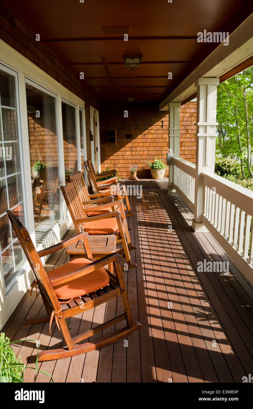 Véranda ensoleillée avec de confortables fauteuils à bascule pour les clients de l'hôtel Saratoga Inn Bed and Breakfast, Whidbey Island, Washington, États-Unis Banque D'Images