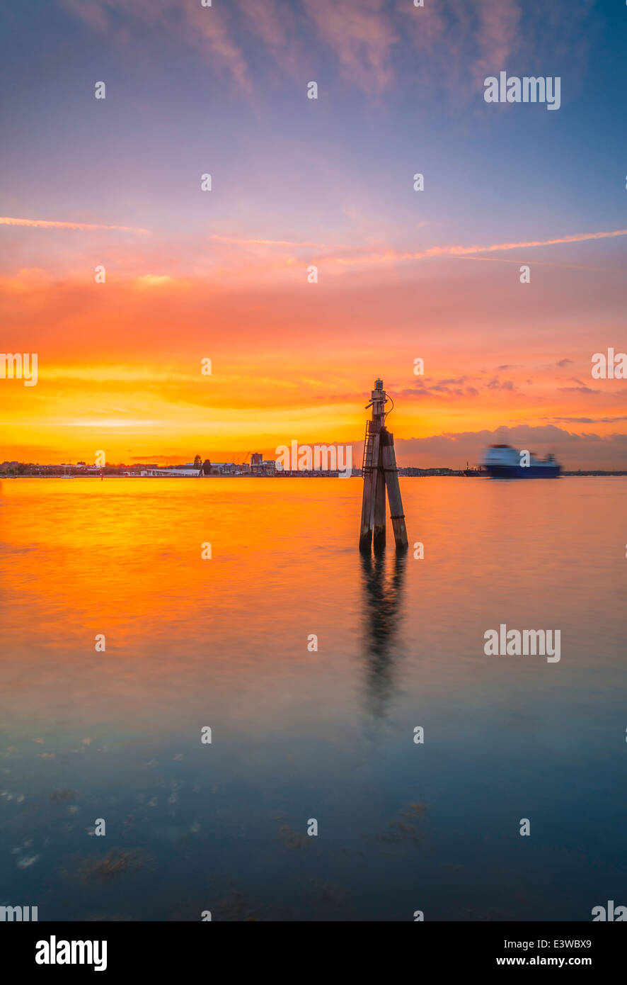 Vue sur le coucher du soleil à côté de ferry à Portsmouth, Hampshire Banque D'Images