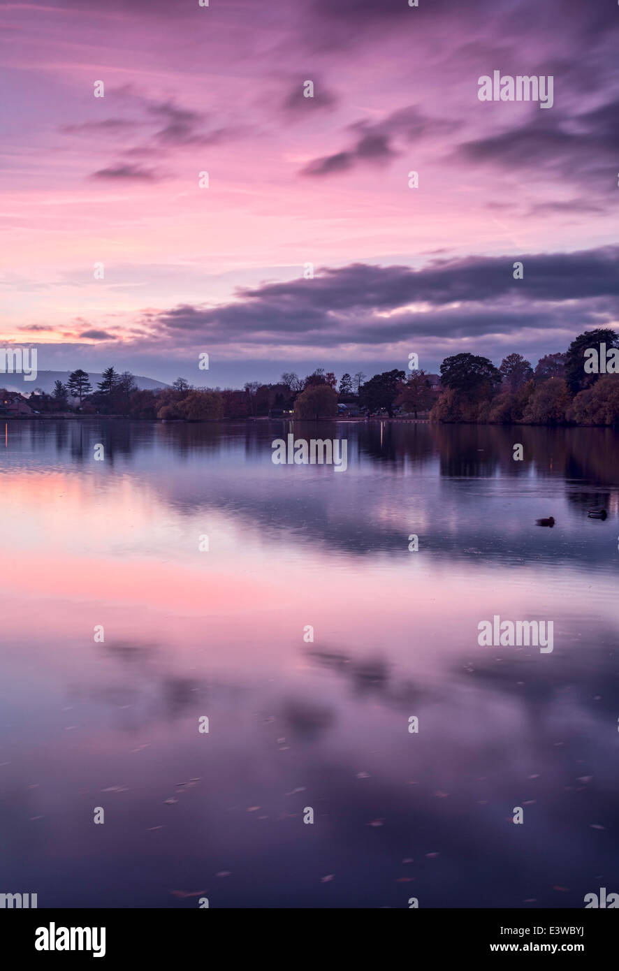 Crépuscule Heath lake à Petersfield, Hampshire, Royaume-Uni Banque D'Images