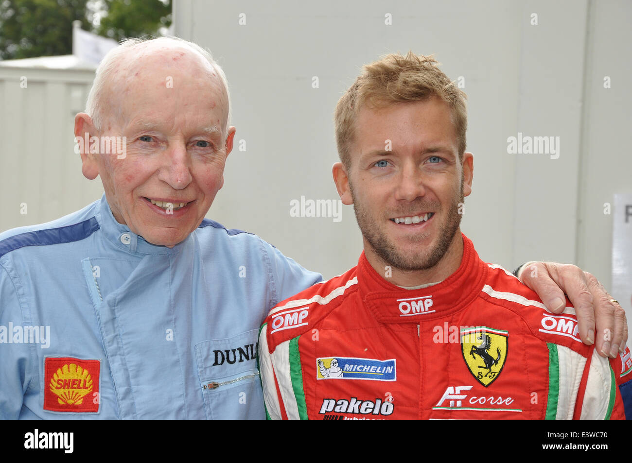 John Surtees avec Sam Bird au Goodwood Festival of Speed. Les pilotes de course. Grand Prix de Formule 1 légendaire pilote de course. Banque D'Images