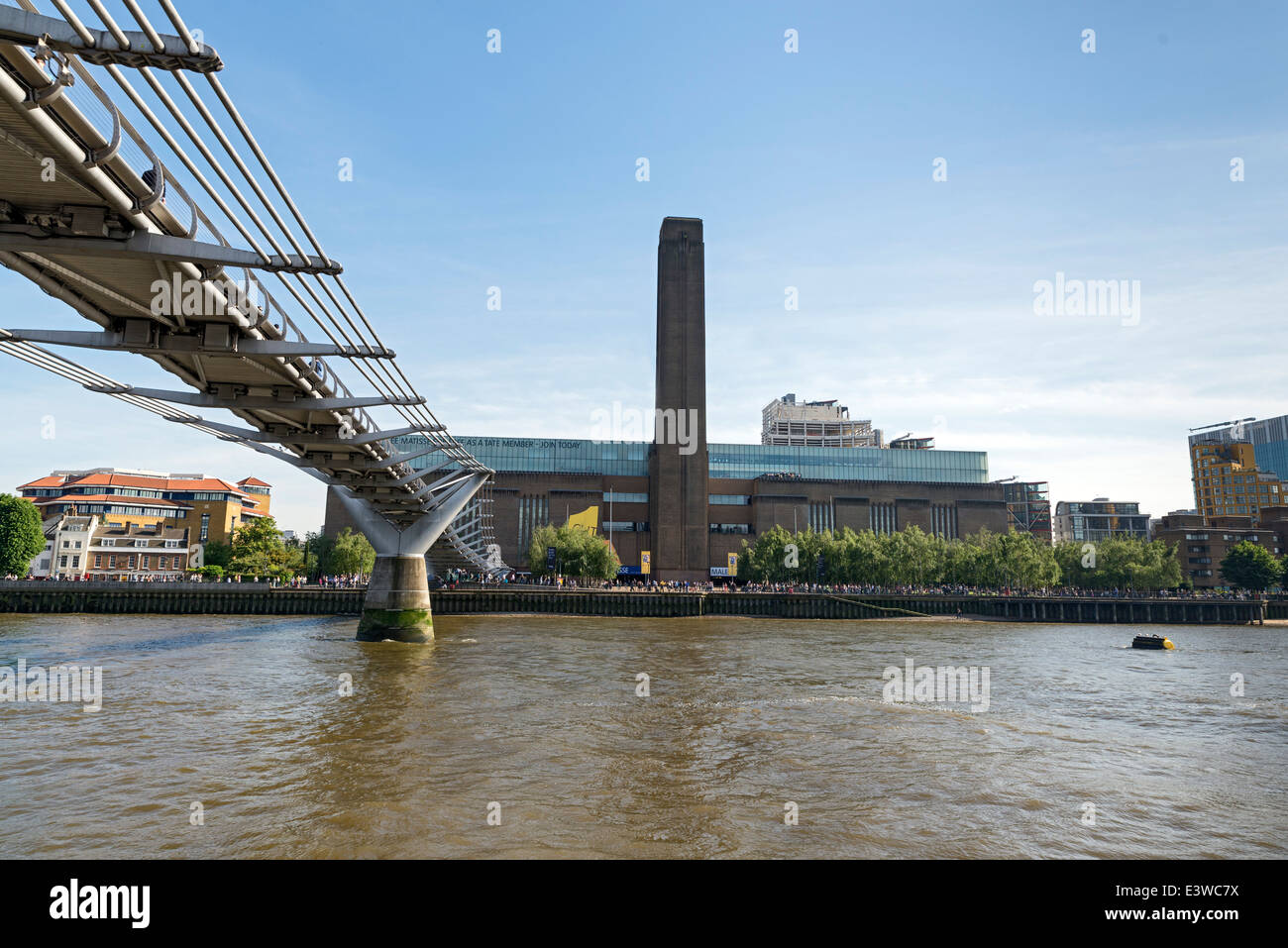 La Tate Modern et le Millennium Bridge (Londres, Angleterre). Banque D'Images