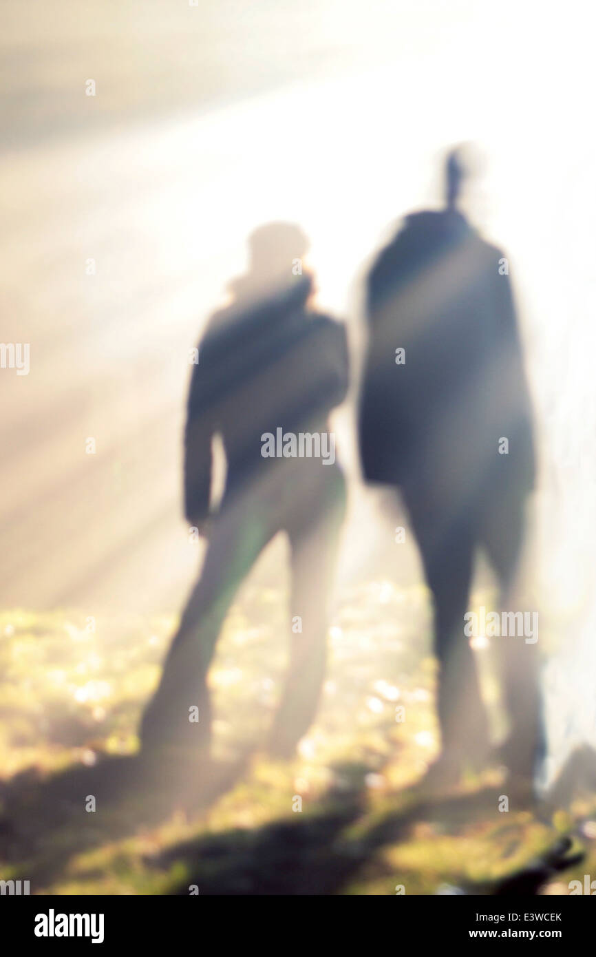 Rave party silhouette de 2 personnes avec deux puits de lumière à travers la fumée image stylisée de porte de sortie. Banque D'Images