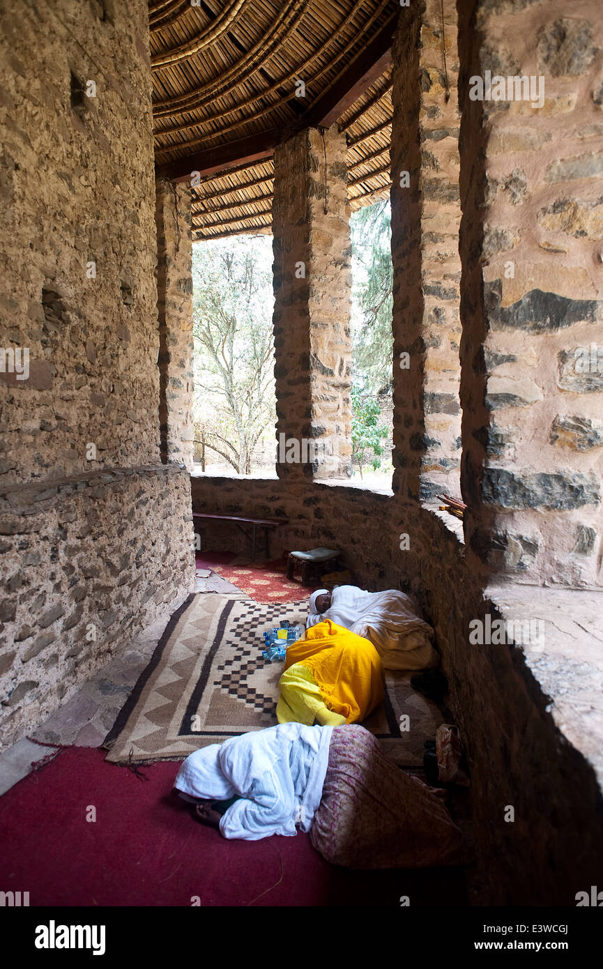 Femmes orthodoxes priant la façon éthiopienne ( c.-à-d. en se couchant sur le sol) dans une église (Éthiopie) Banque D'Images