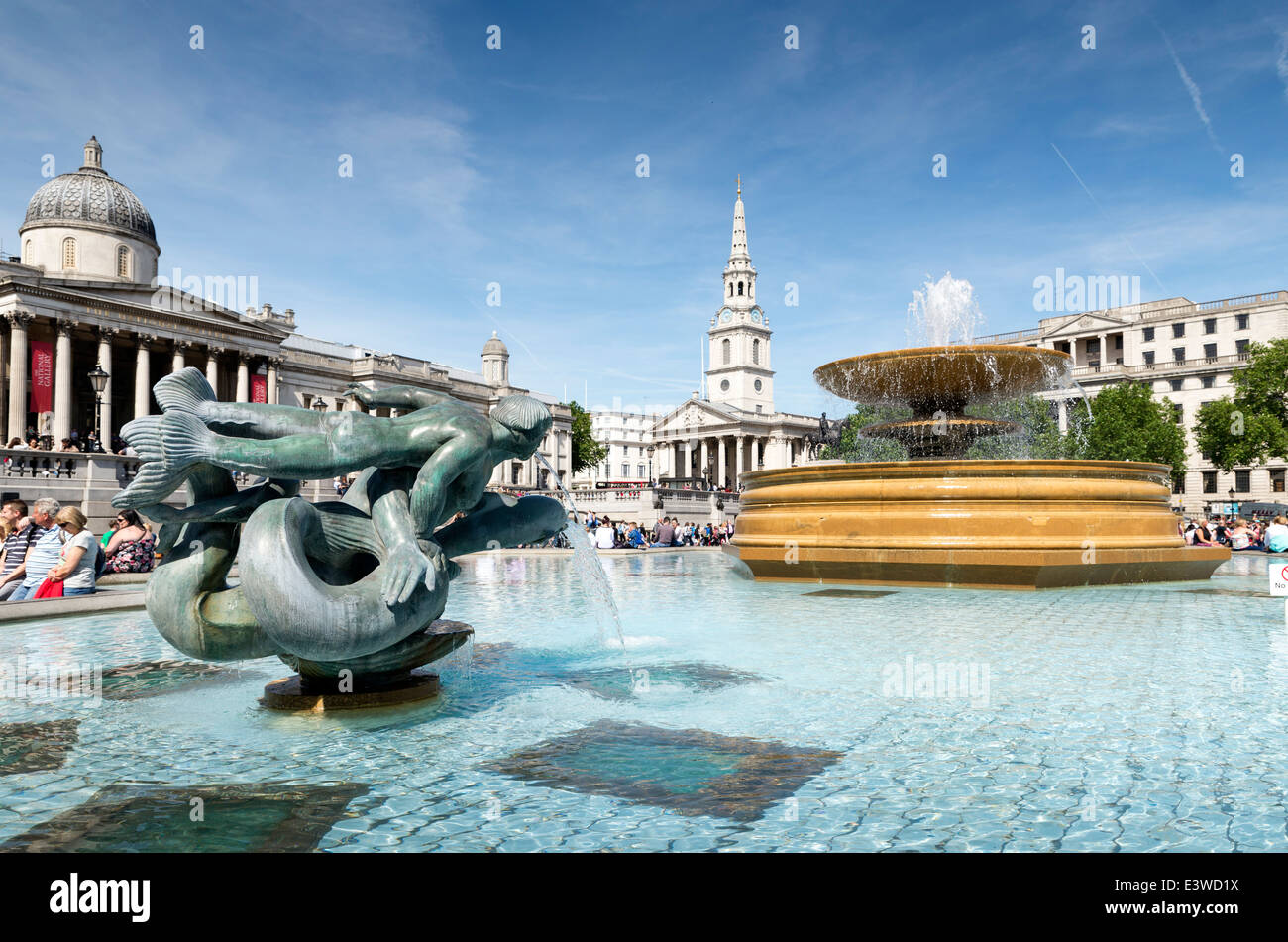 La recherche à travers l'une des fontaines à Trafalgar Square en direction de la Galerie Nationale Banque D'Images