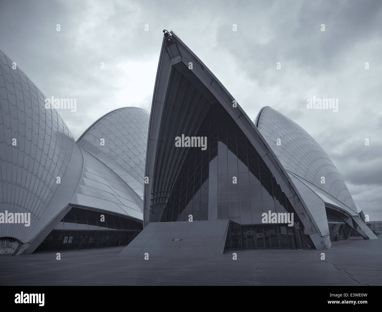 Le Théâtre de l'Opéra de Sydney en noir et blanc avec un moody sky. Une icône de Sydney, le bâtiment se trouve près du port. Banque D'Images