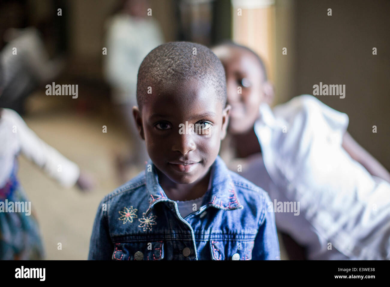 (140630) -- NAIROBI, 30 juin 2014 (Xinhua) -- un étudiant réagit d'une école de boxe à l'intérieur d'un bâtiment à Korogocho slum, Nairobi, capitale du Kenya, le 29 juin 2014. L'école de boxe, avec plus d'une centaine d'élèves âgés de 4 à 20 ans, est mis en place par l'ONG Lutte pour la paix. L'école utilise la boxe et arts martiaux combiné à l'éducation de réaliser le potentiel des jeunes et les maintient loin de crimes et de violences. En ce moment, il y a des douzaines de ces écoles de boxe dans les bidonvilles de Nairobi, fondée par différentes organisations. (Xinhua/Zhou Xiaoxiong) (DZL) Banque D'Images