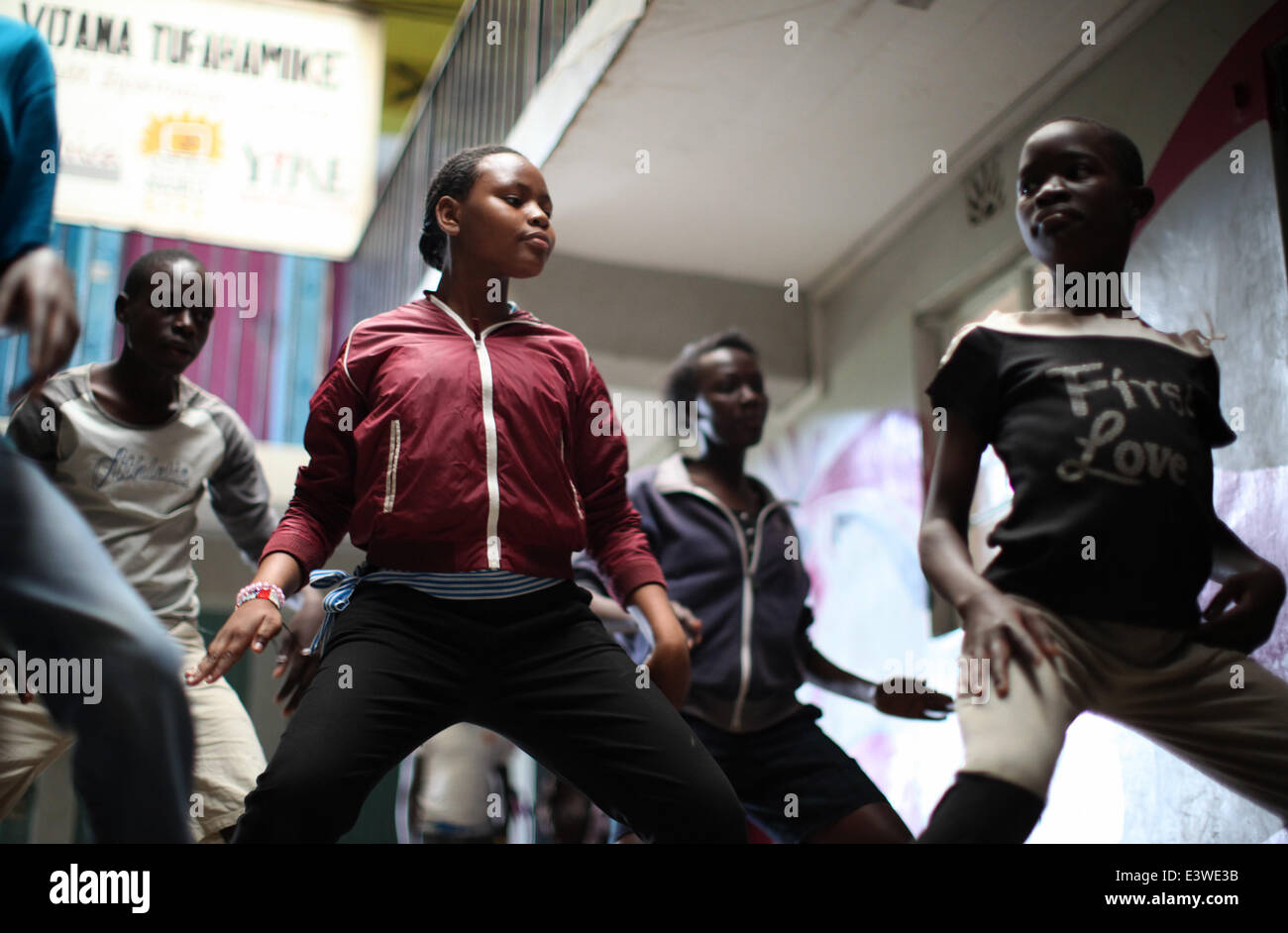 (140630) -- NAIROBI, 30 juin 2014 (Xinhua) -- les élèves à apprendre la danse dans une école de boxe à l'intérieur d'un bâtiment à Korogocho slum, Nairobi, capitale du Kenya, le 29 juin 2014. L'école de boxe, avec plus d'une centaine d'élèves âgés de 4 à 20 ans, est mis en place par l'ONG Lutte pour la paix. L'école utilise la boxe et arts martiaux combiné à l'éducation de réaliser le potentiel des jeunes et les maintient loin de crimes et de violences. En ce moment, il y a des douzaines de ces écoles de boxe dans les bidonvilles de Nairobi, fondée par différentes organisations. (Xinhua/Zhou Xiaoxiong) (DZL) Banque D'Images