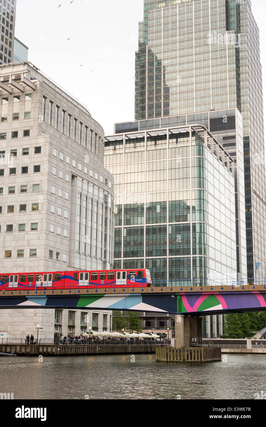 Canary Wharf est construit sur le site de l'Inde de l'Ouest dans les docks à l'Est de Londres. Il s'est développé en un centre commercial florissant et c Banque D'Images