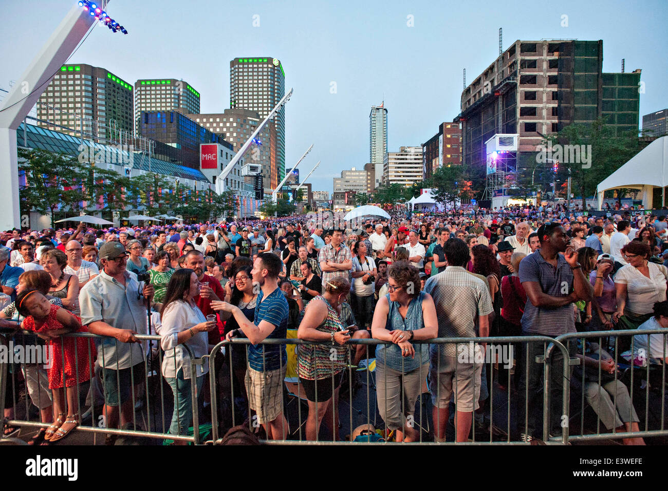 Montréal, Canada. 29 Juin, 2014. Regarder les gens en tant que chanteuse de jazz canadienne Diana Krall effectue au cours d'un concert gratuit à la 35e édition du Festival International de Jazz de Montréal à Montréal, Canada, le 29 juin 2014. Plus de 100 000 spectateurs paniers le Quartier des Spectacles au centre-ville de Montréal de participer à son Festival de Jazz. Crédit : Andrew Soong/Xinhua/Alamy Live News Banque D'Images