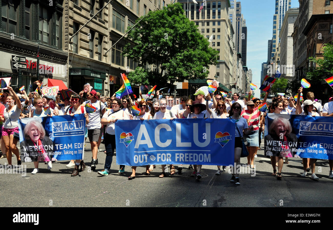 NYC : contingent ACLU manifester dans les Gay Pride Parade 2014 sur la Cinquième Avenue Banque D'Images