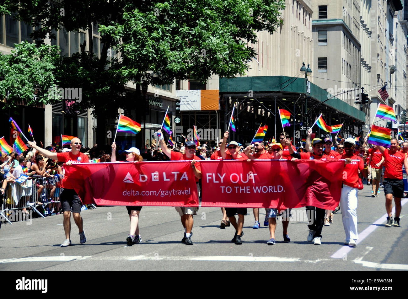 NYC : Delta Airlines marcheurs participant à la Gay Pride Parade 2014 sur la Cinquième Avenue Banque D'Images