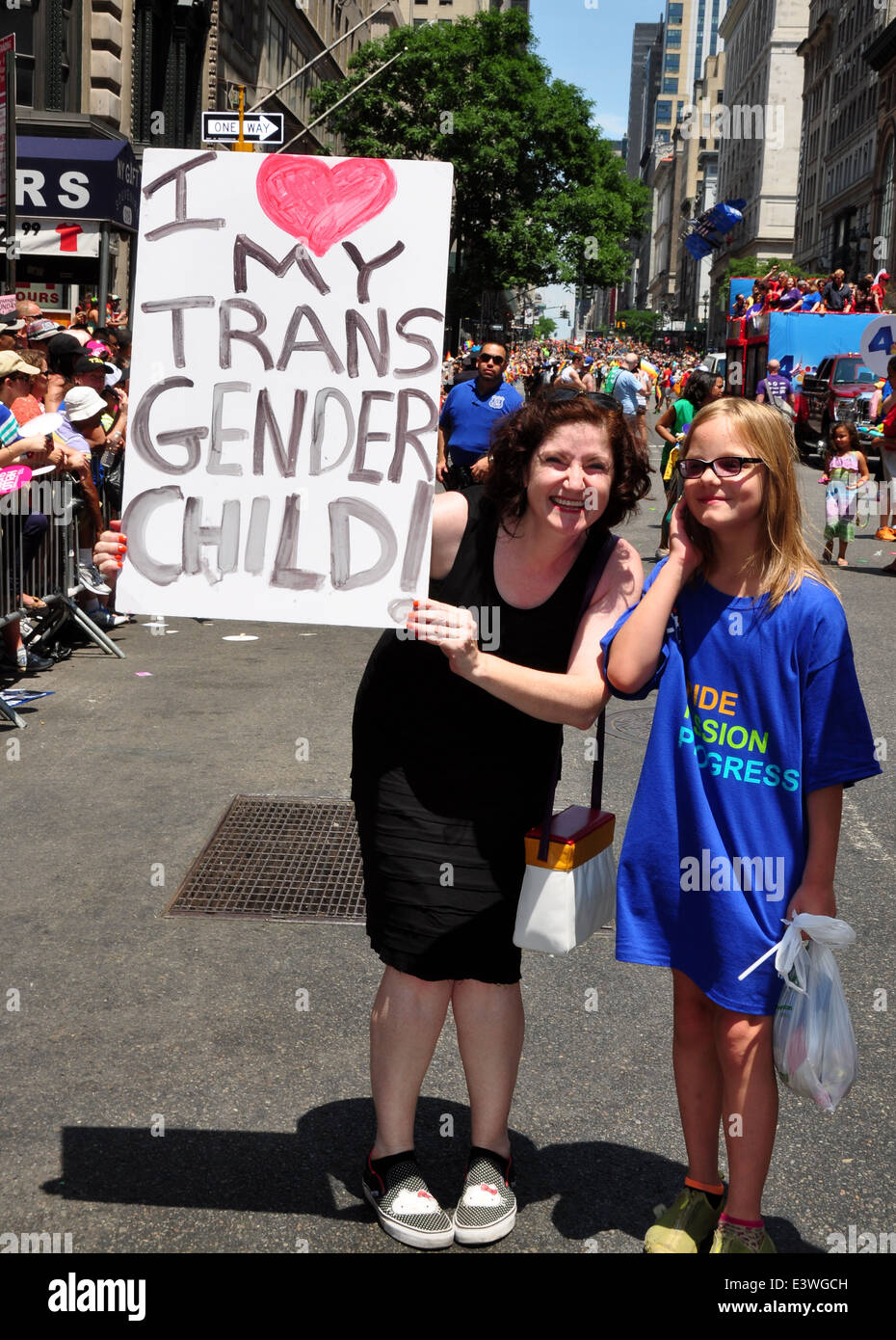 NYC : mère tenant une pancarte avec son enfant lors de la Gay Pride Parade 2014 sur la Cinquième Avenue Banque D'Images