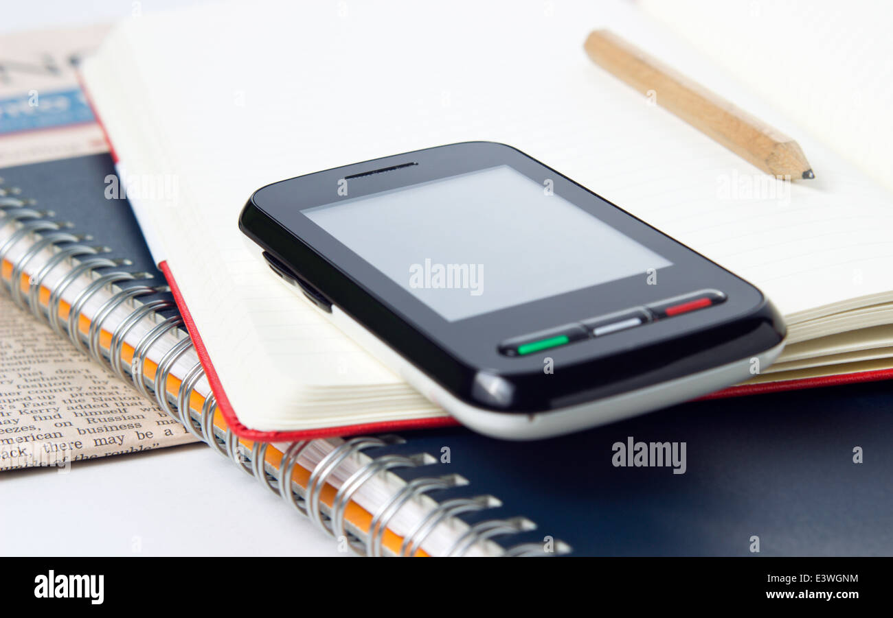 Smart phone avec écran tactile sur l'ouvrir le bloc-notes Banque D'Images