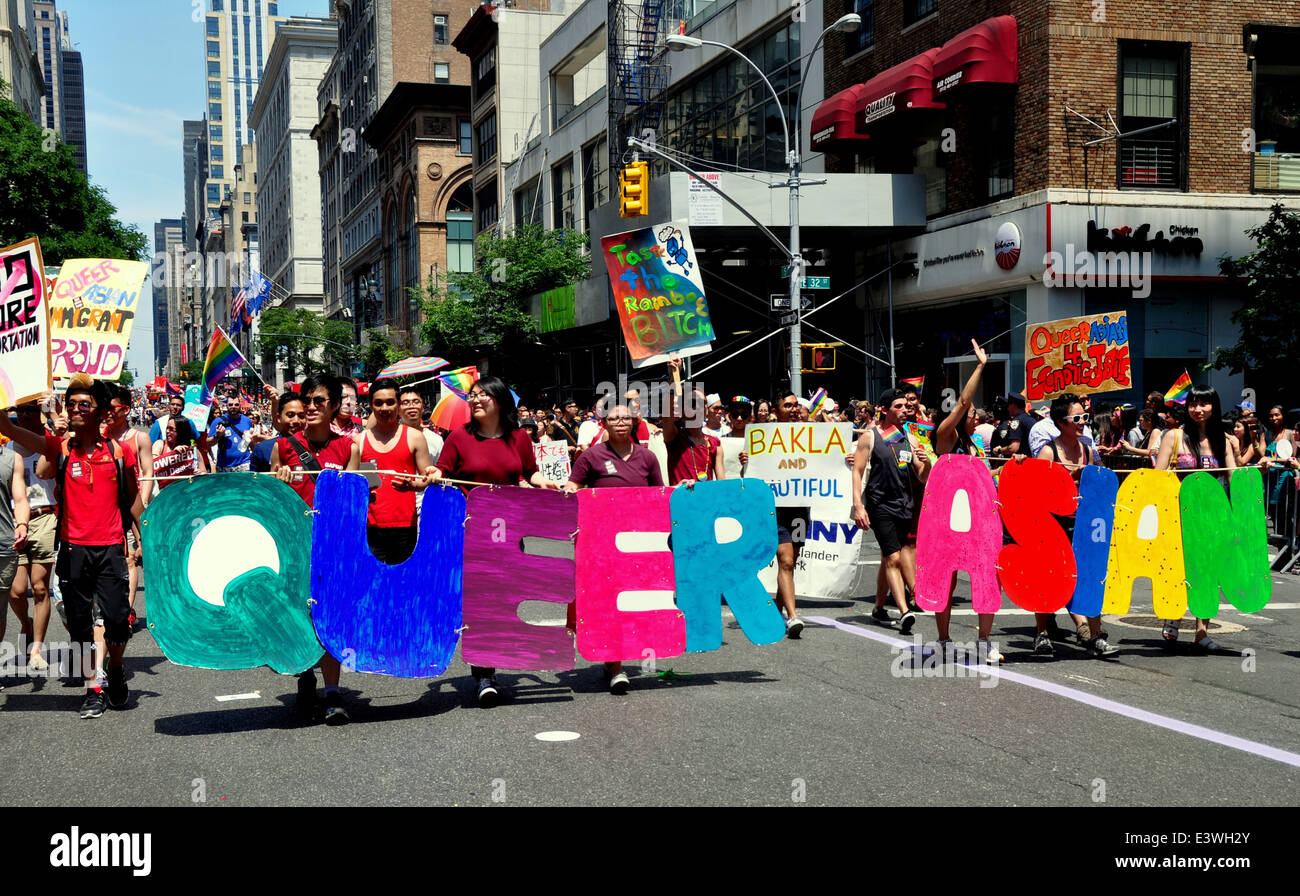 NYC : marcheurs d le groupe asiatique Queer à la Gay Pride Parade 2014 sur la Cinquième Avenue Banque D'Images