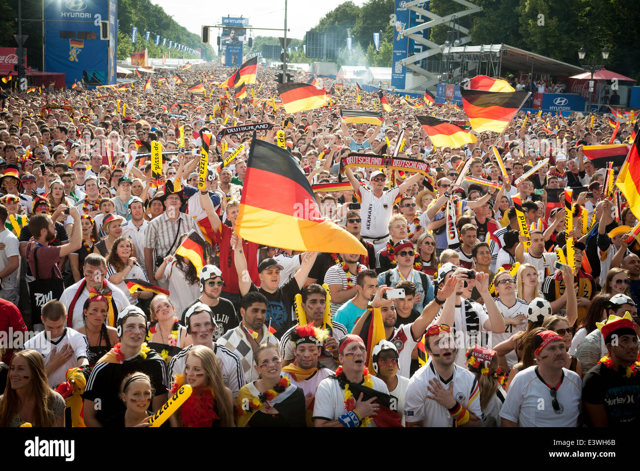 Fans regarder le premier match de l'équipe d'Allemagne contre le Portugal, Coupe du Monde de 2014, au Parc du ventilateur Berlin Banque D'Images