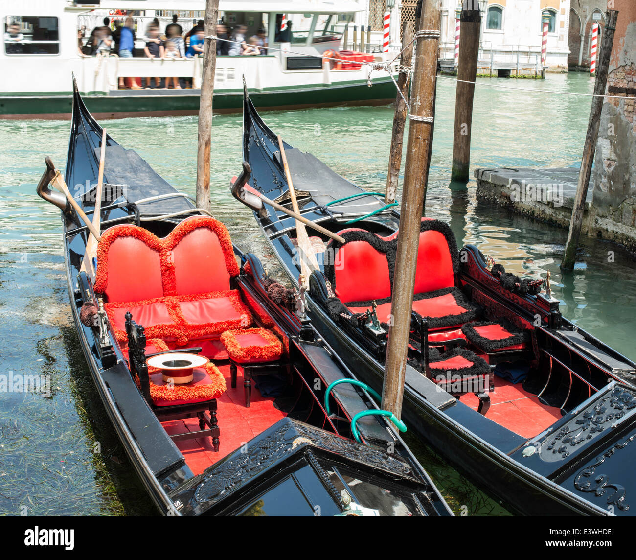 Gondoles à Venise en bateau antique. La couleur Couleurs d'intérieur rouge gondole Banque D'Images