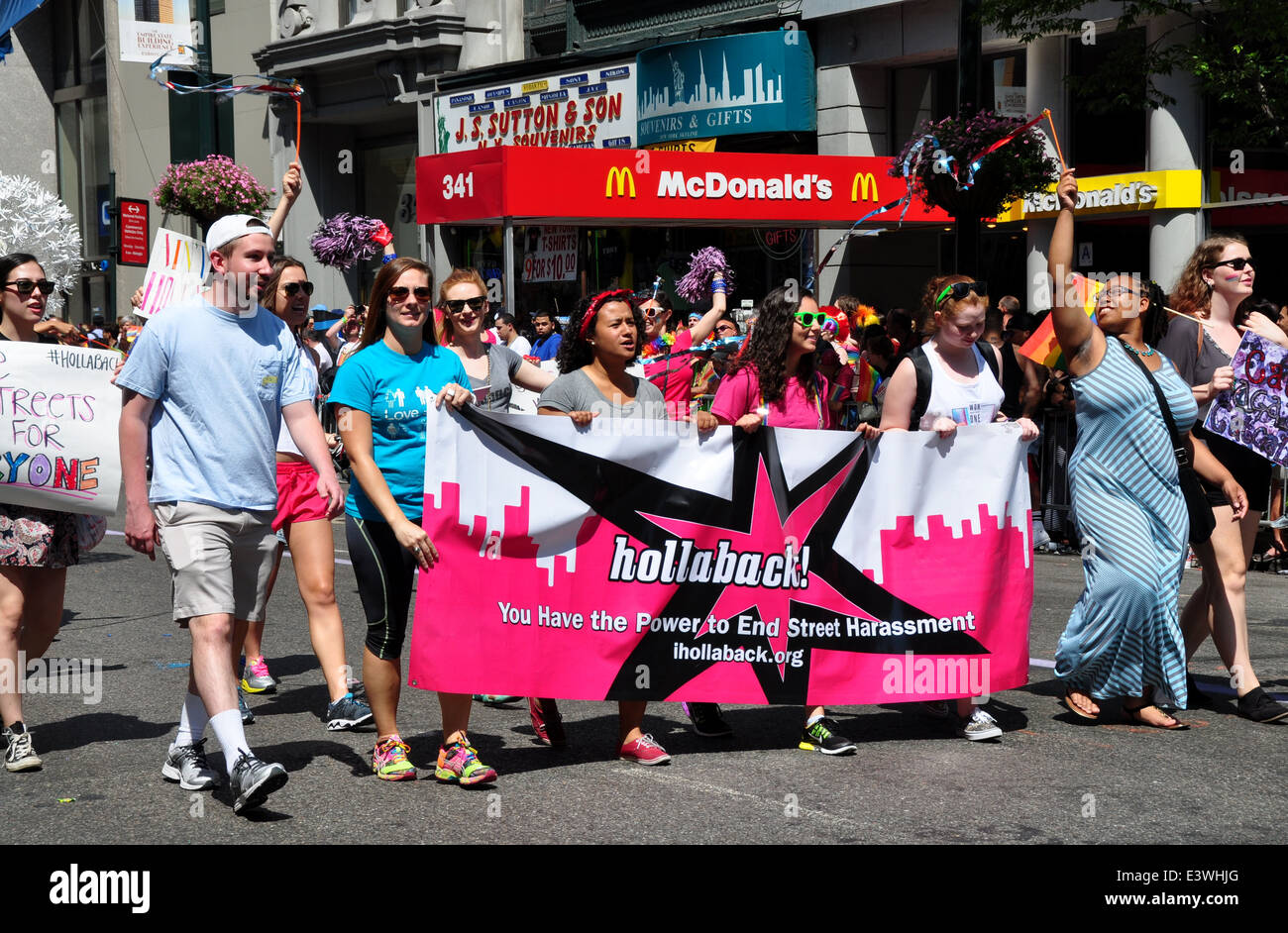 NYC : marcheurs d'HOLLABACK avec leur bannière dans la Gay Pride Parade 2014 sur la Cinquième Avenue Banque D'Images