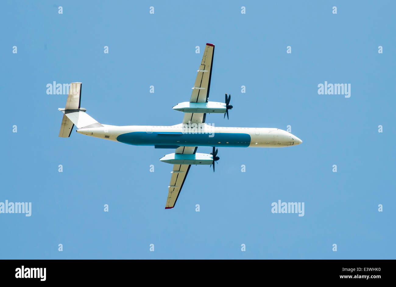 Battant avion blanc sur fond de ciel bleu Banque D'Images