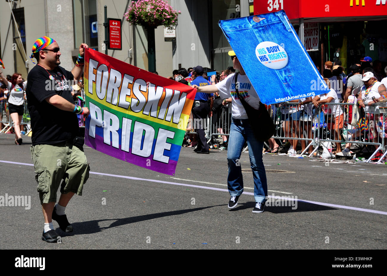 NYC : prépuce fiers marcheurs holding signs en 2014 la Gay Pride Parade sur la Cinquième Avenue Banque D'Images