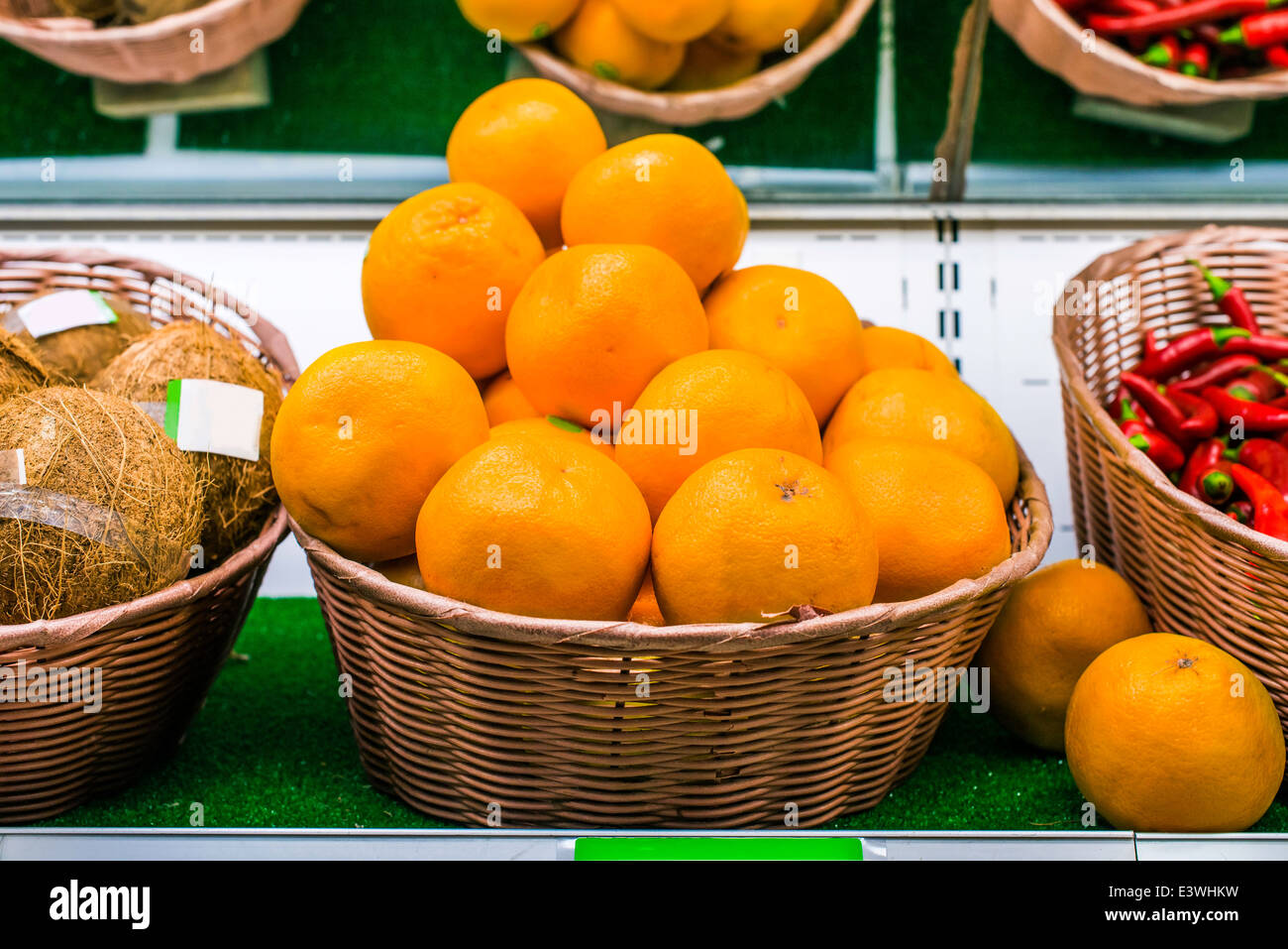 Les fruits et légumes sur une étagère de supermarché. Banque D'Images