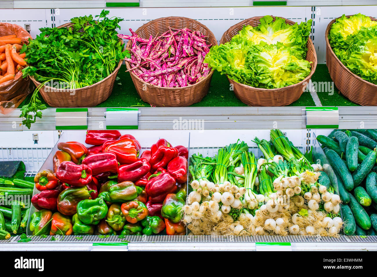 Les fruits et légumes sur une étagère de supermarché. Banque D'Images