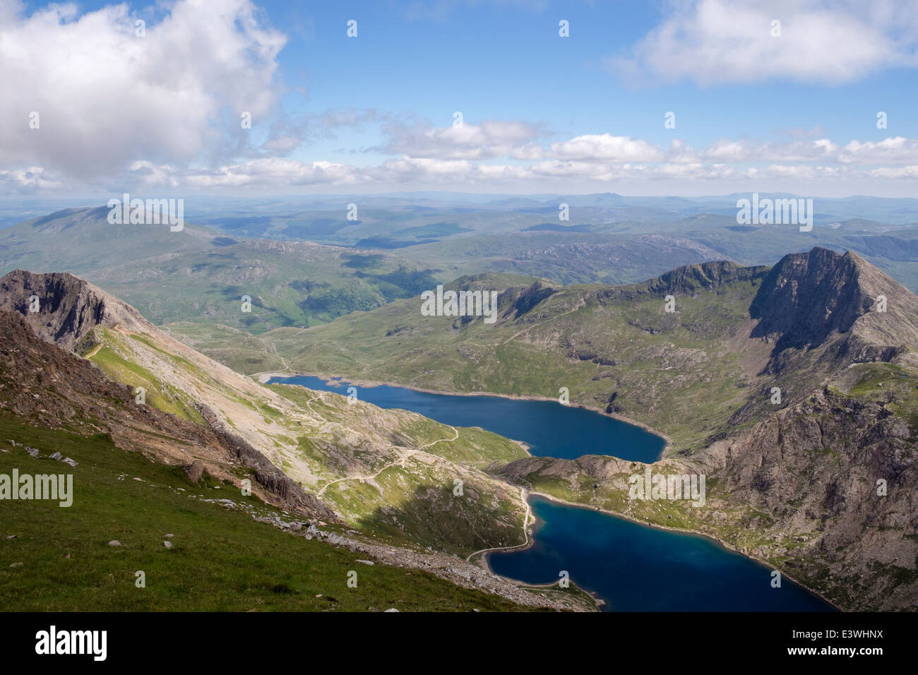 Voir à Glaslyn et Llyn Llydaw lacs dans Snowdon Horseshoe de lit-bébé (Ddysgl Garnedd Ugain y) en montagnes de Snowdonia au Pays de Galles UK Banque D'Images